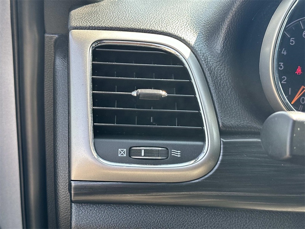 2019 Jeep Grand Cherokee Laredo E photo 23