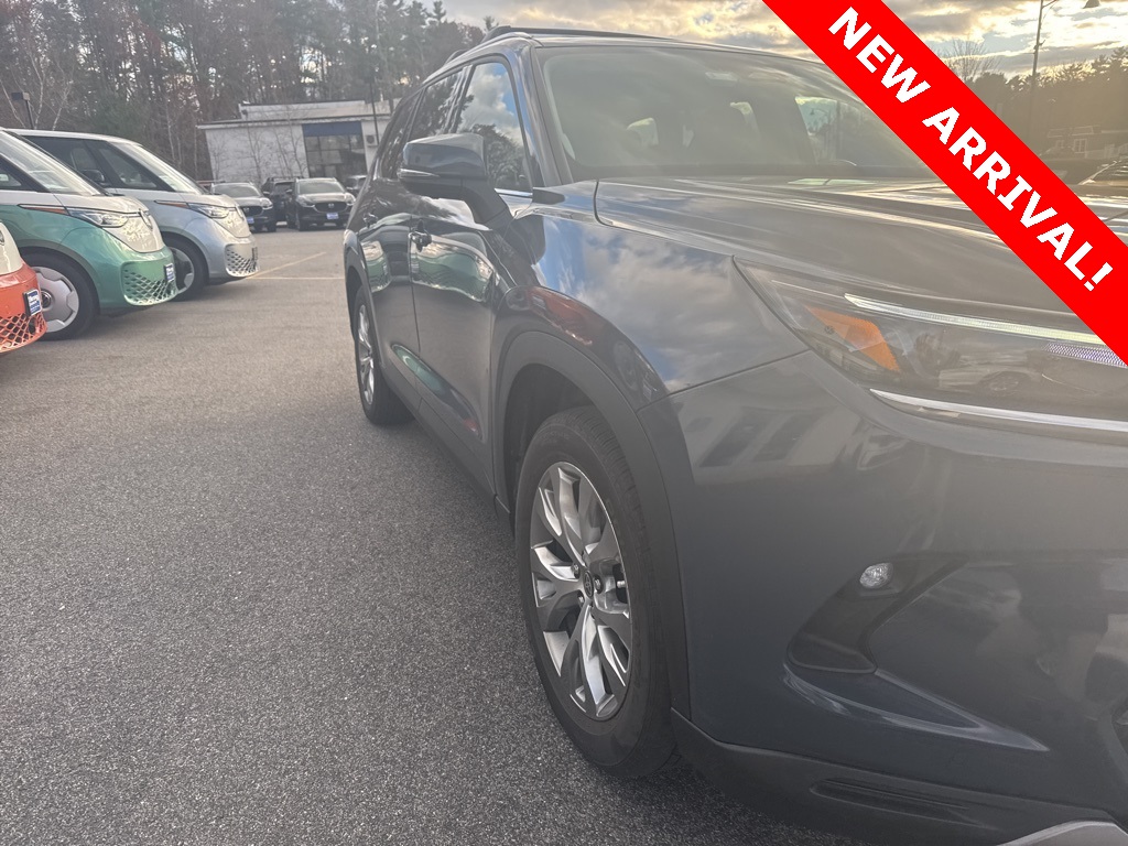 2024 Toyota Highlander Hybrid Limited photo 4