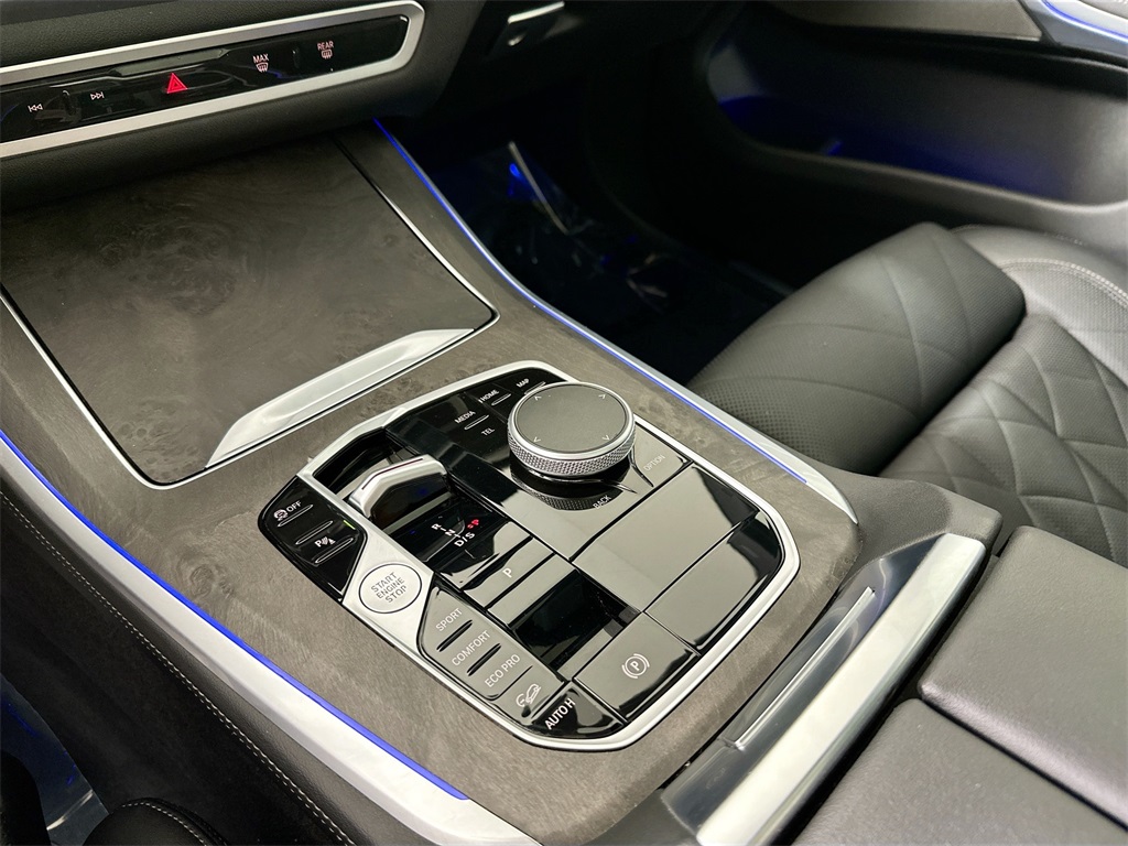 Used 2024 Mineral White Metallic BMW xDrive40i image 21