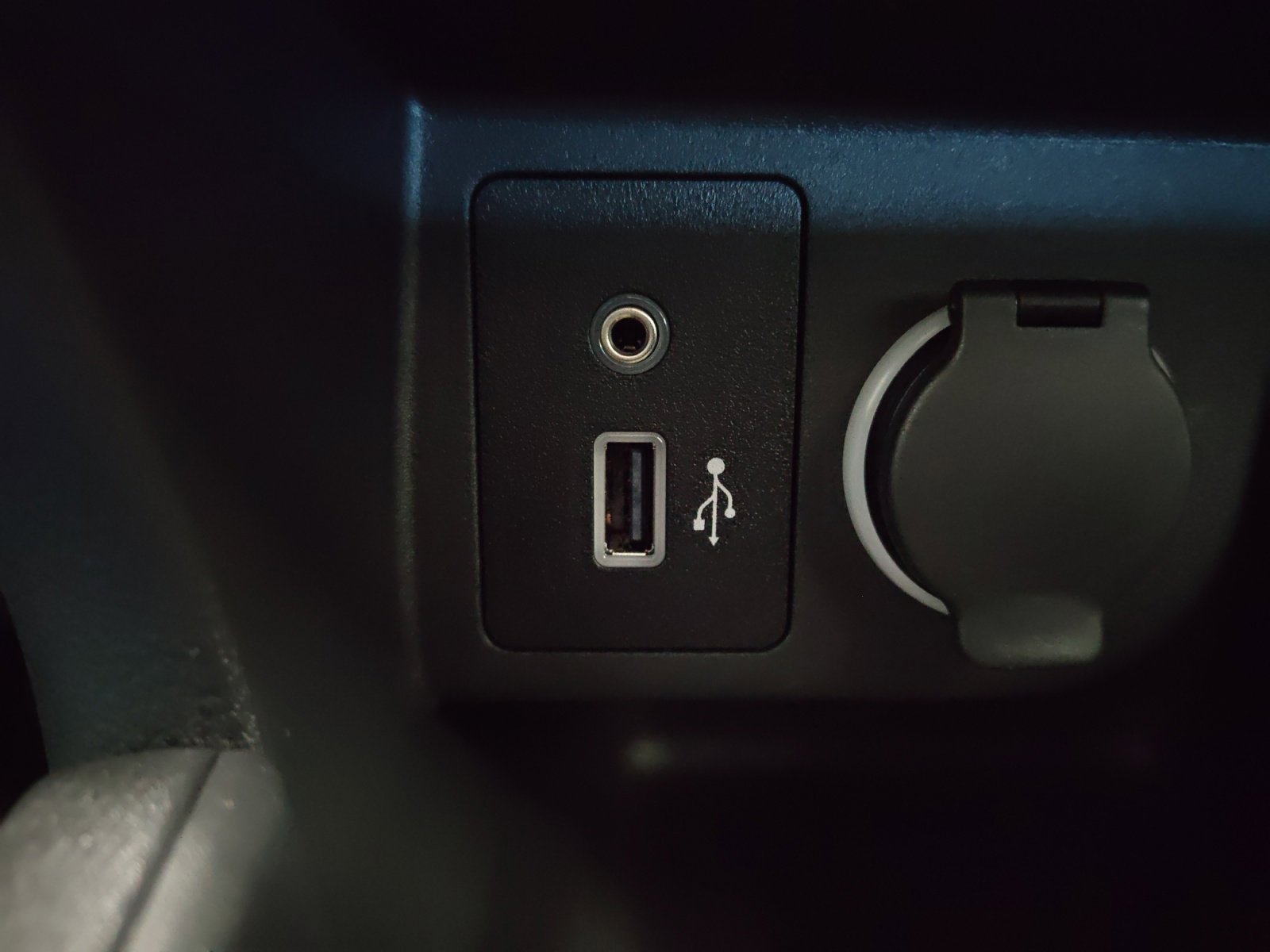 2025 Nissan Kicks Play S photo 17