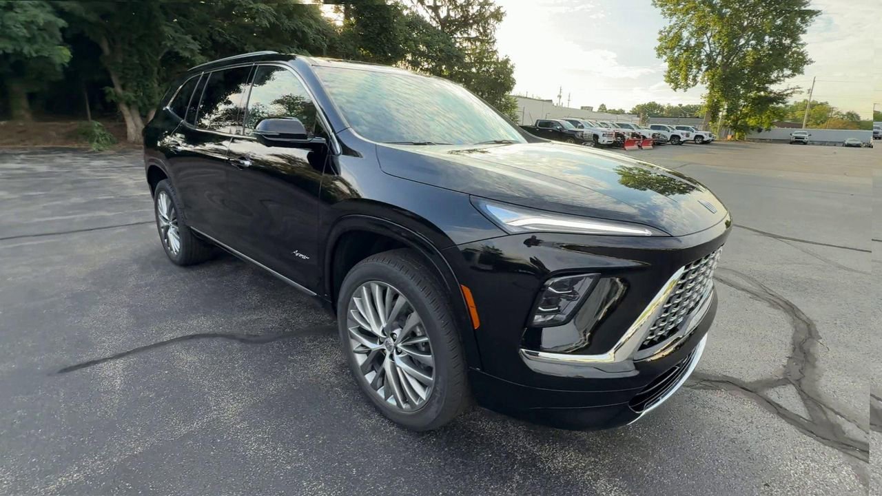2026 Buick Enclave Avenir photo 2