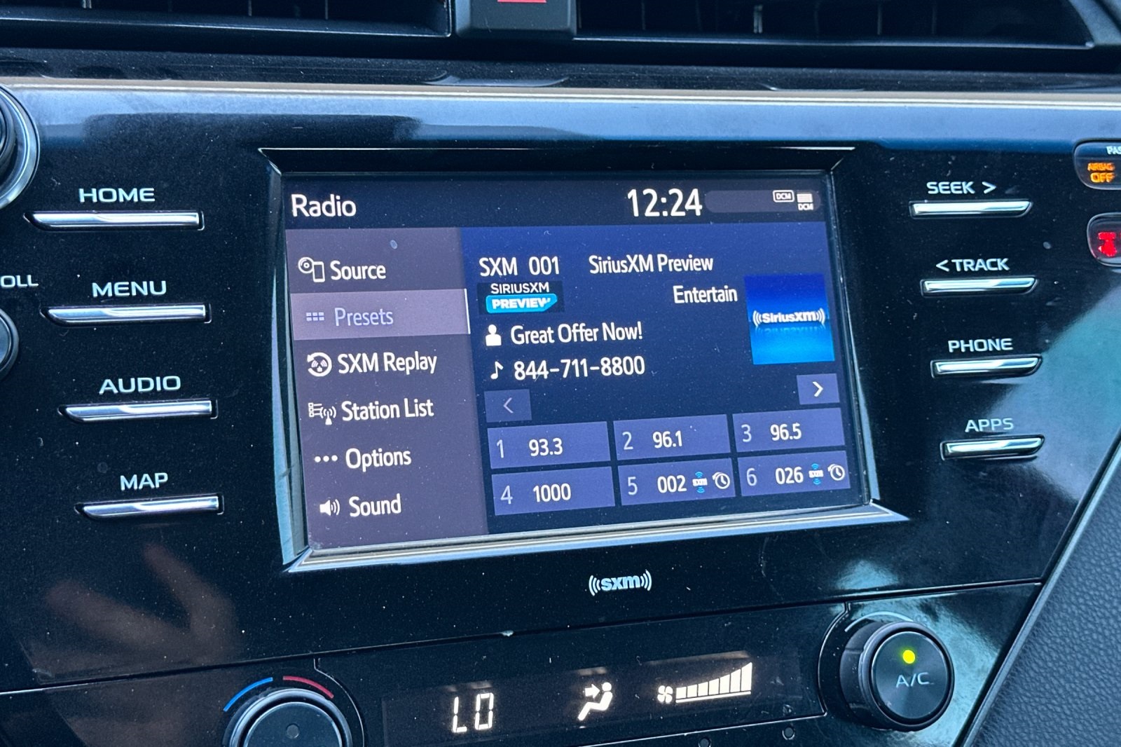 2020 Toyota Camry SE photo 17