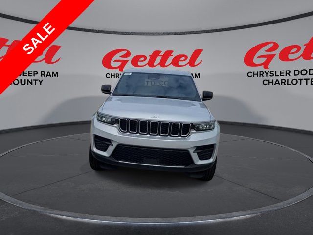 2025 Jeep Grand Cherokee Laredo photo 3