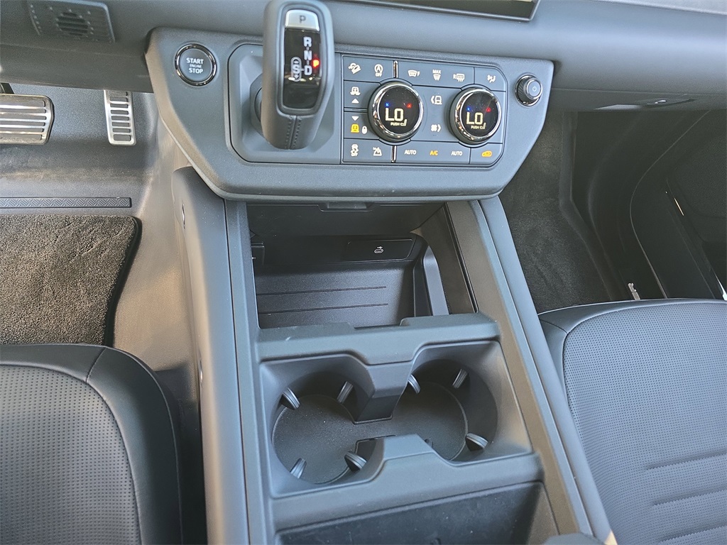 2025 Land Rover Defender 110 V8 photo 24