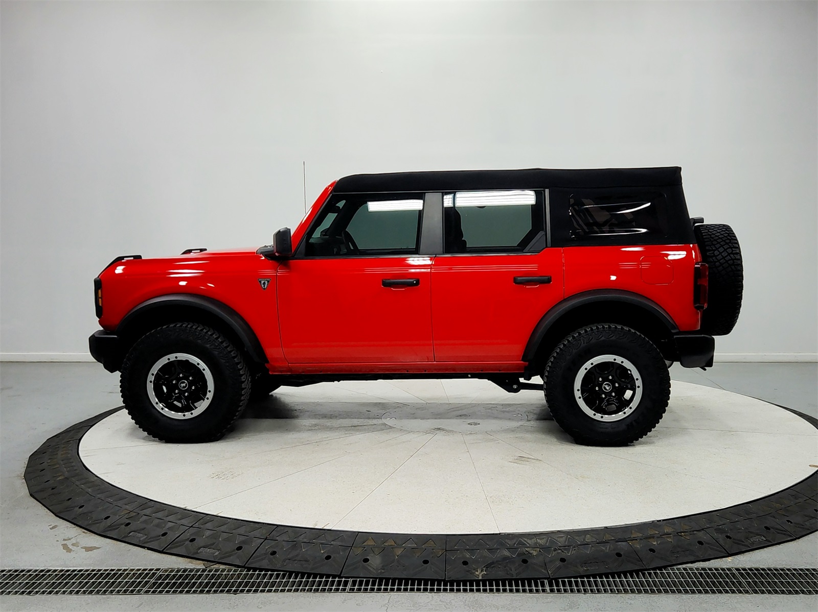 2023 Ford Bronco Base photo 3