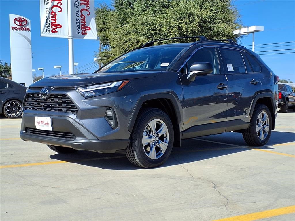 2025 Toyota RAV4 LE's photo