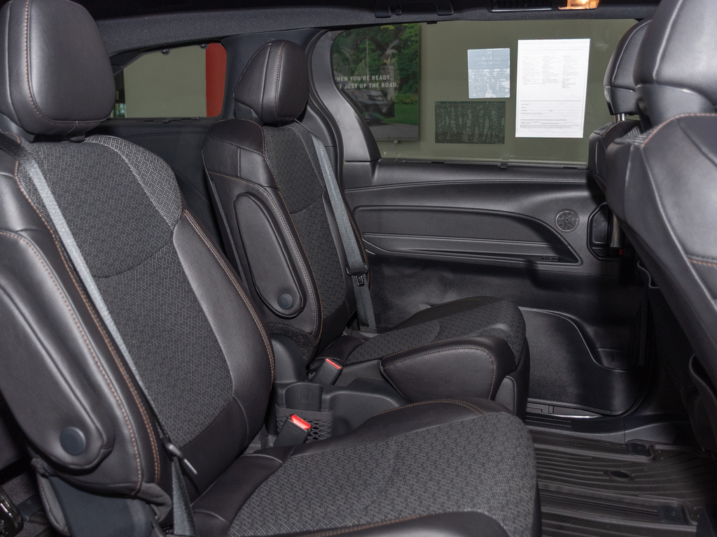 2025 Toyota Sienna Limited photo 19