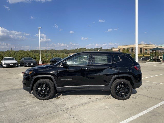 2026 Jeep Compass Latitude Altitude Special Edition photo 2