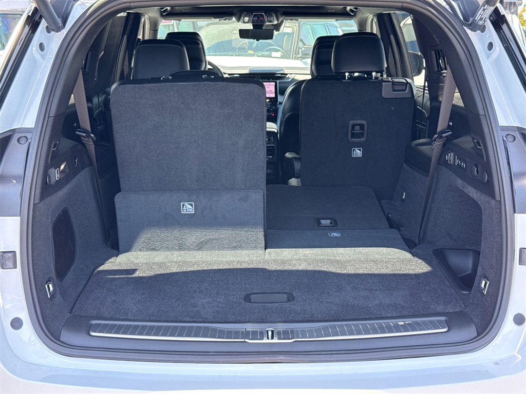 2025 Jeep Grand Cherokee Overland photo 14