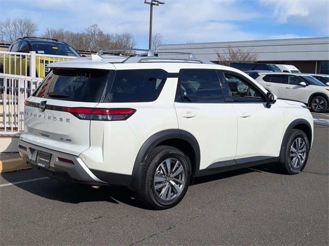 2022 Nissan Pathfinder SL photo 3