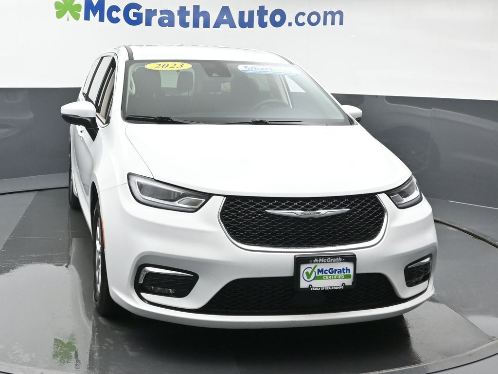 2023 Chrysler Pacifica Touring L photo 2