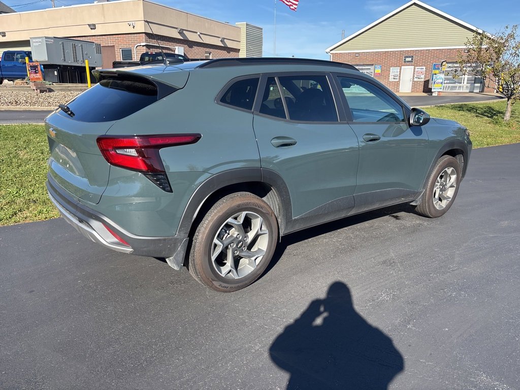 2025 Chevrolet Trax LT photo 3
