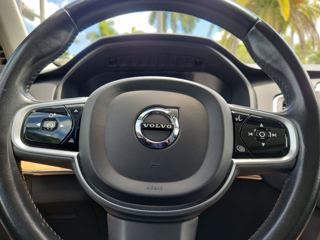 2021 Volvo XC90 T6 Momentum photo 15