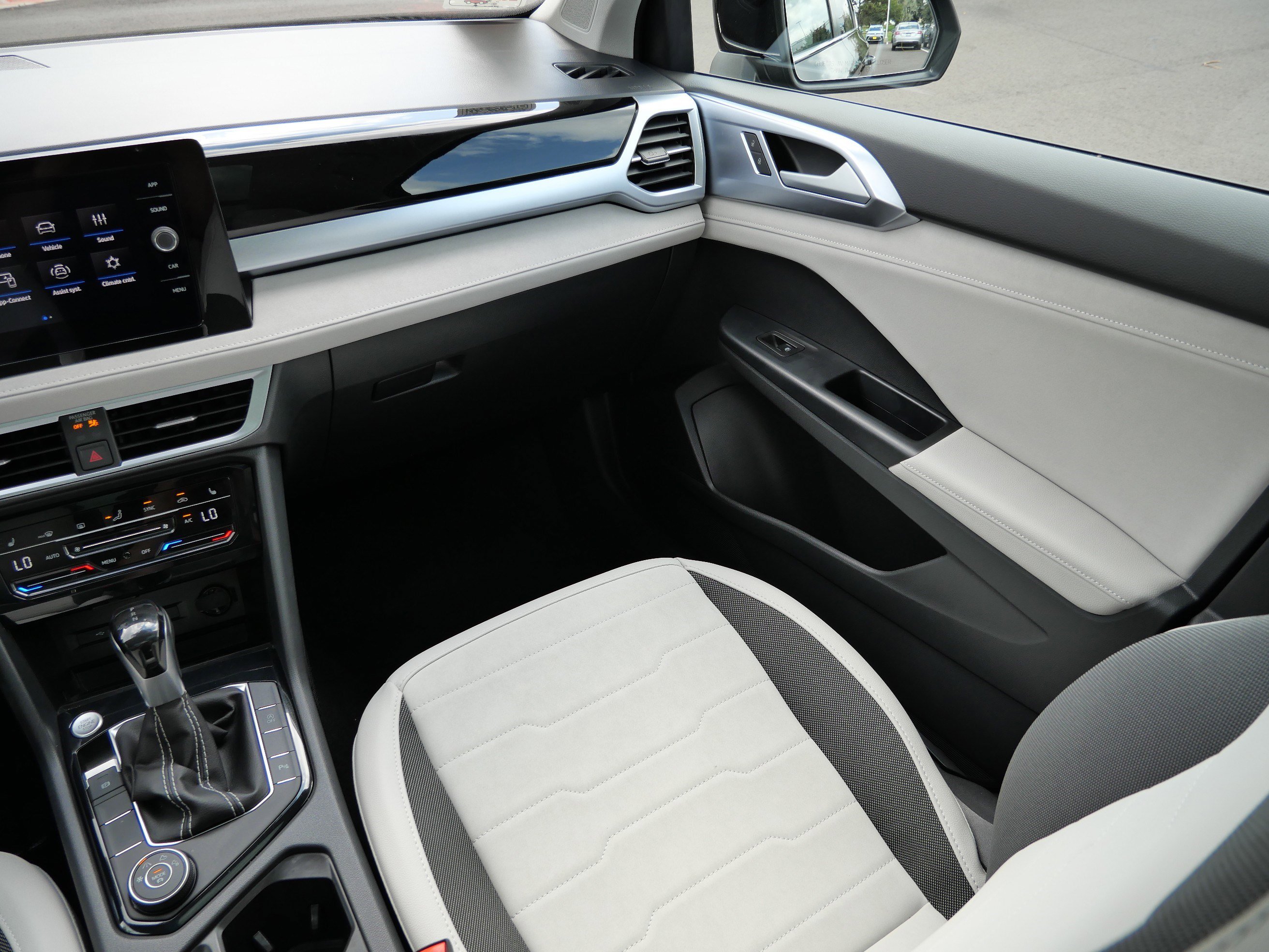2025 Volkswagen Taos SE photo 11