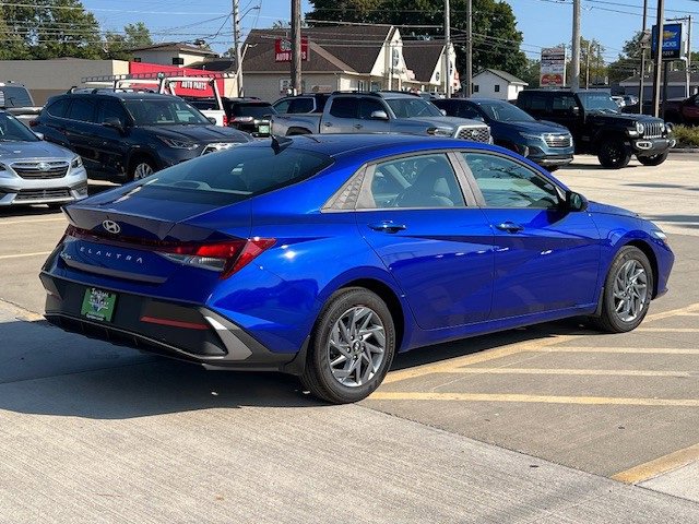 2024 Hyundai Elantra SEL photo 4