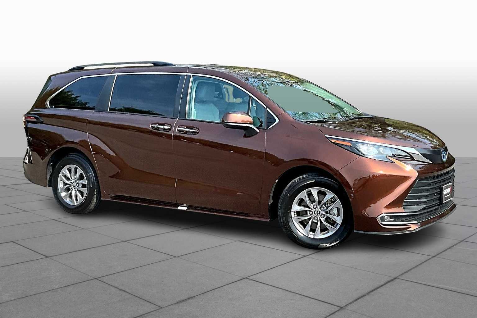 2024 Toyota Sienna XLE photo 2