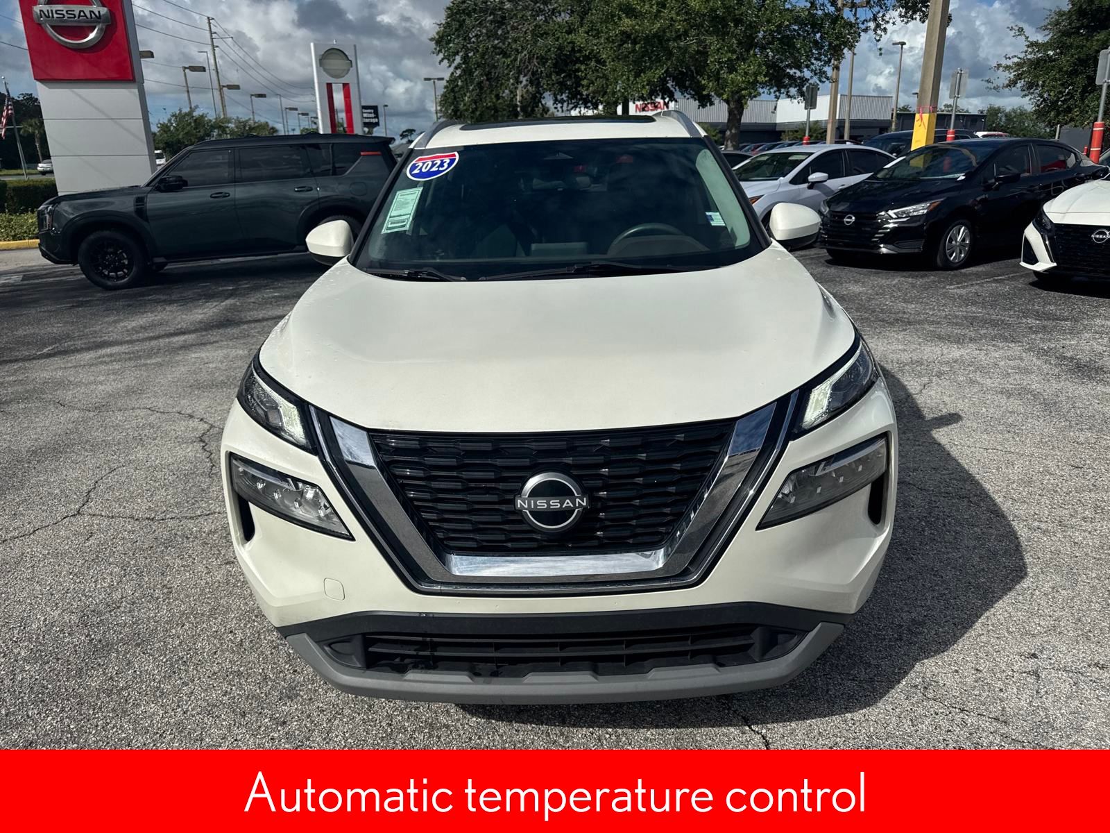 2023 Nissan Rogue SV photo 3