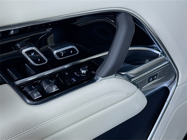 2025 Land Rover Range Rover SE photo 13