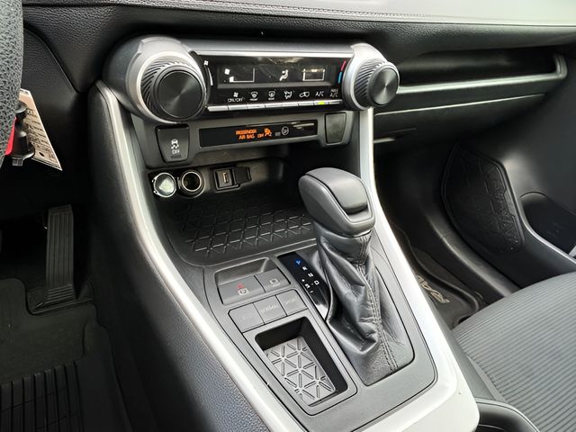 2020 Toyota RAV4 LE photo 8
