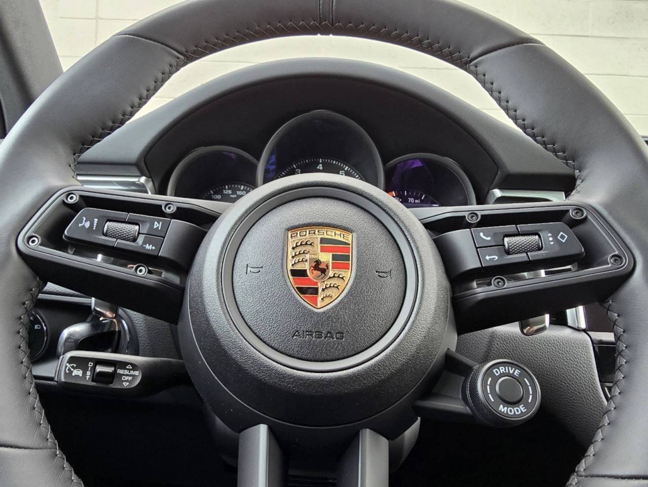 2025 Porsche Macan T photo 17