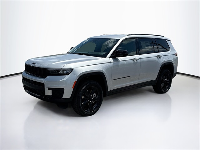2025 Jeep Grand Cherokee Altitude photo 3