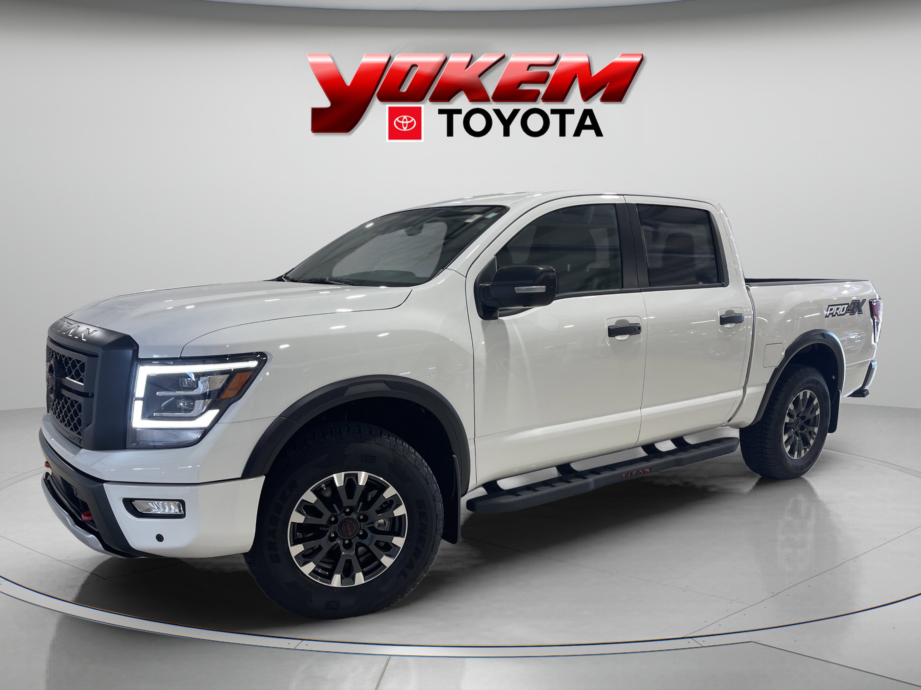 2024 Nissan Titan PRO-4X's photo