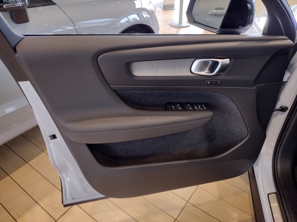 2026 VOLVO XC40 - Image 8