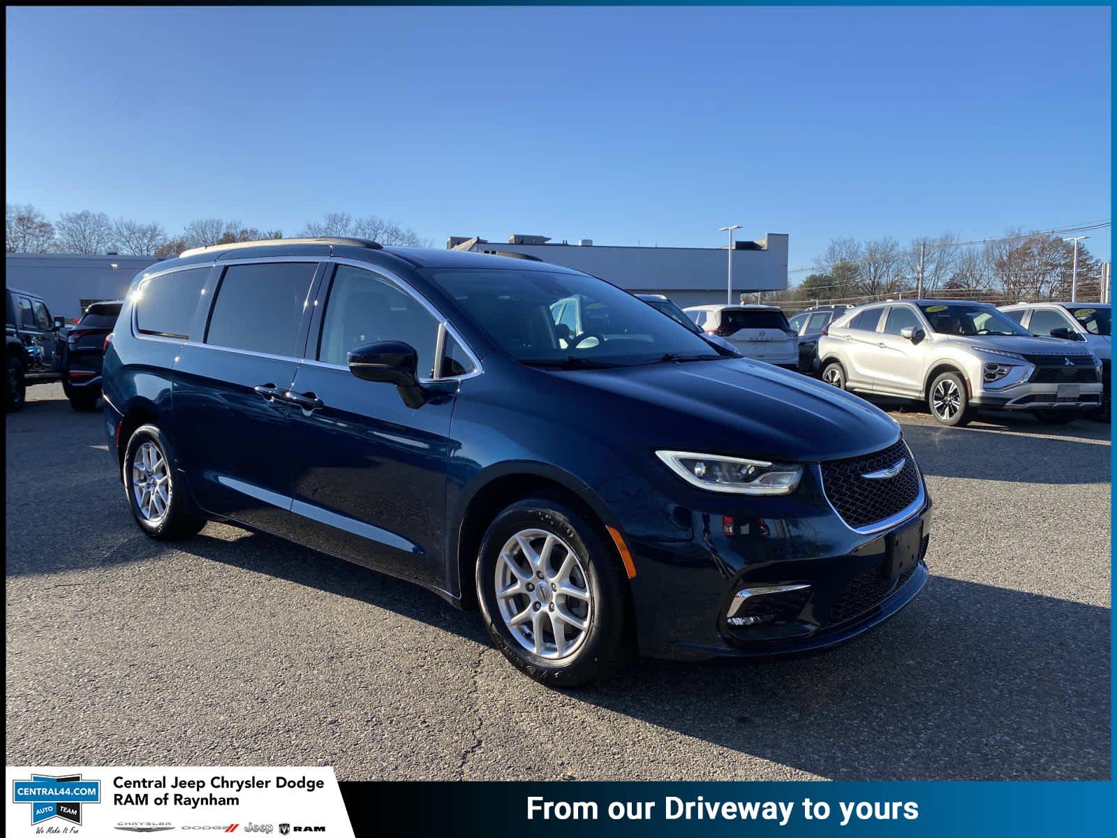 2022 Chrysler Pacifica Touring L's photo