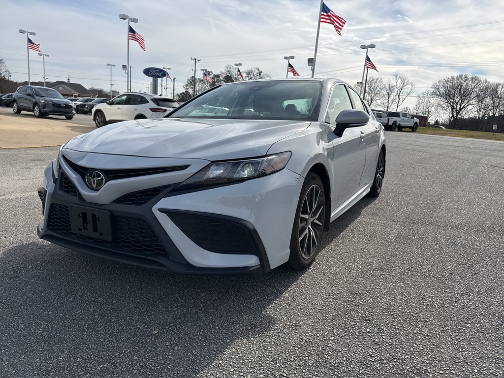 2023 Toyota Camry SE's photo