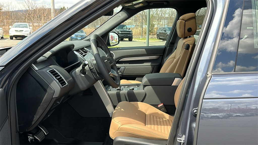 2025 Land Rover Discovery SE photo 11