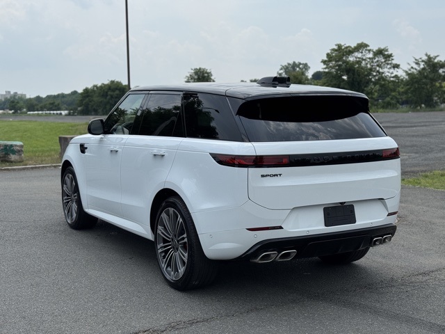 2025 Land Rover Range Rover Sport SE photo 3
