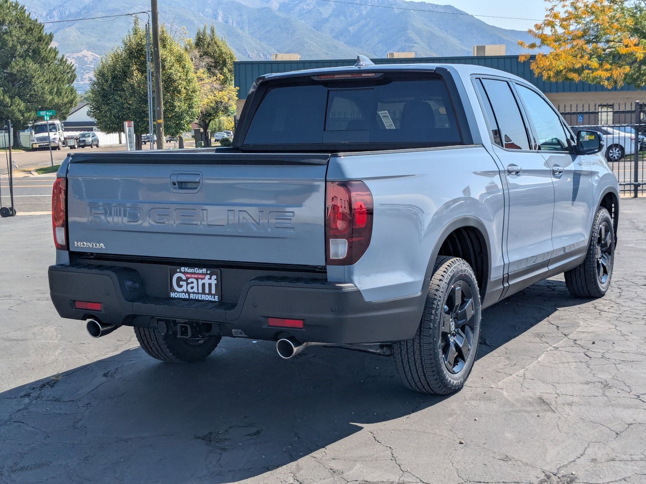 2025 Honda Ridgeline Black Edition photo 2