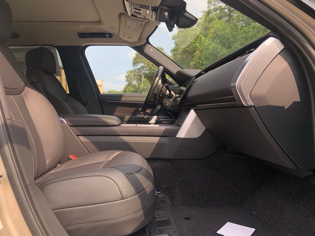 2025 Land Rover Range Rover SE photo 15