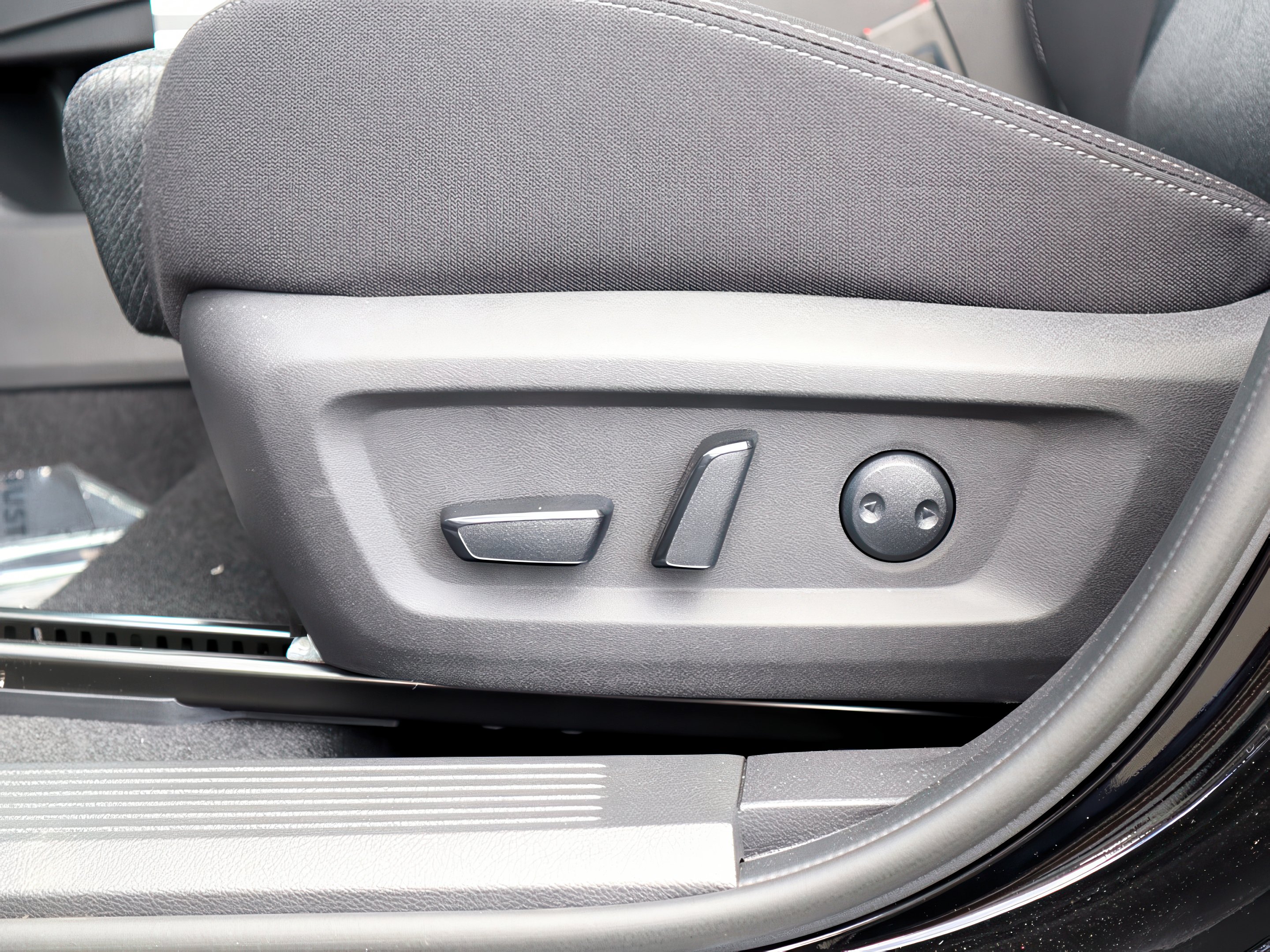 2025 Nissan Rogue SV photo 14