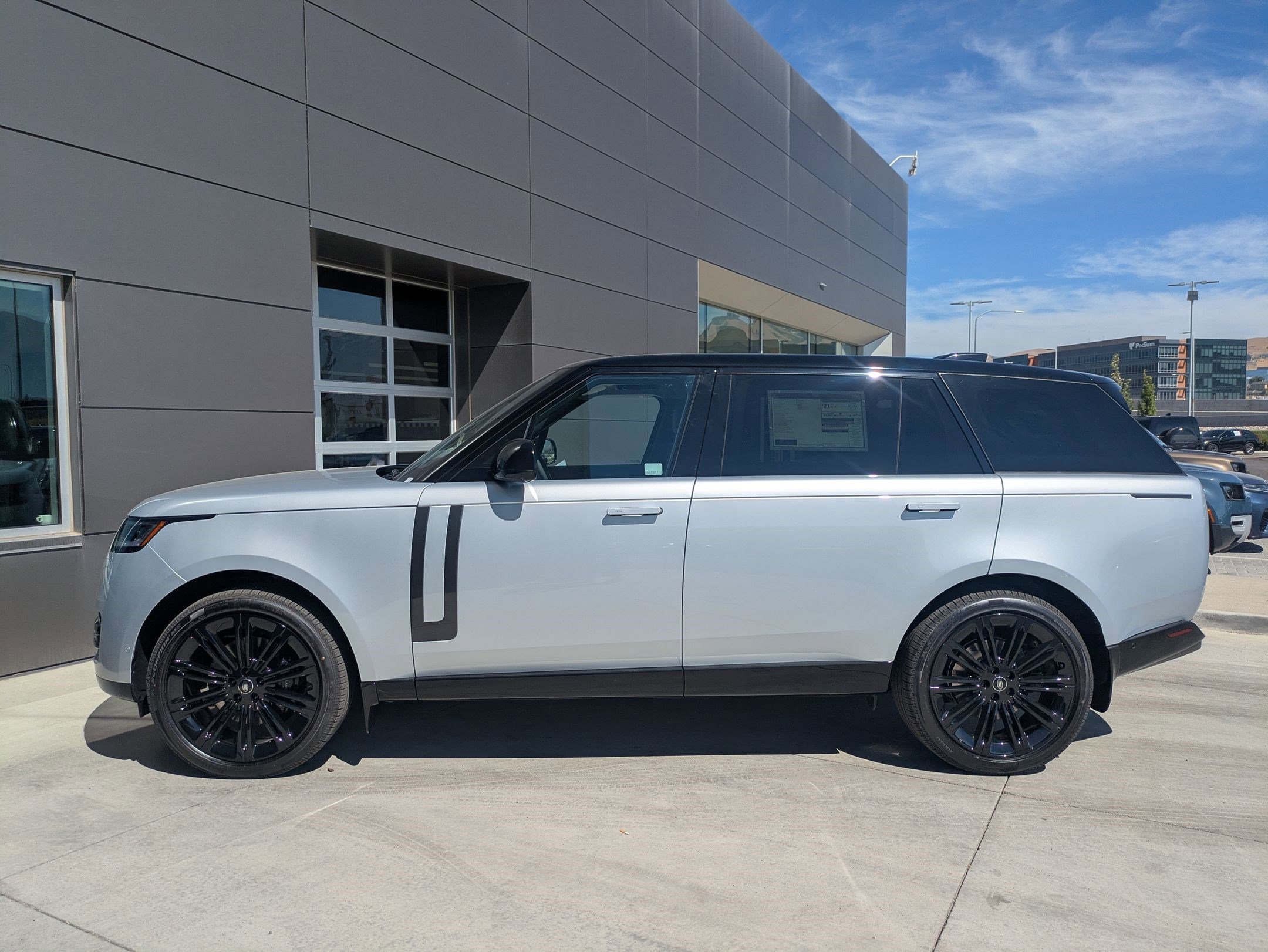 2025 Land Rover Range Rover SE photo 9