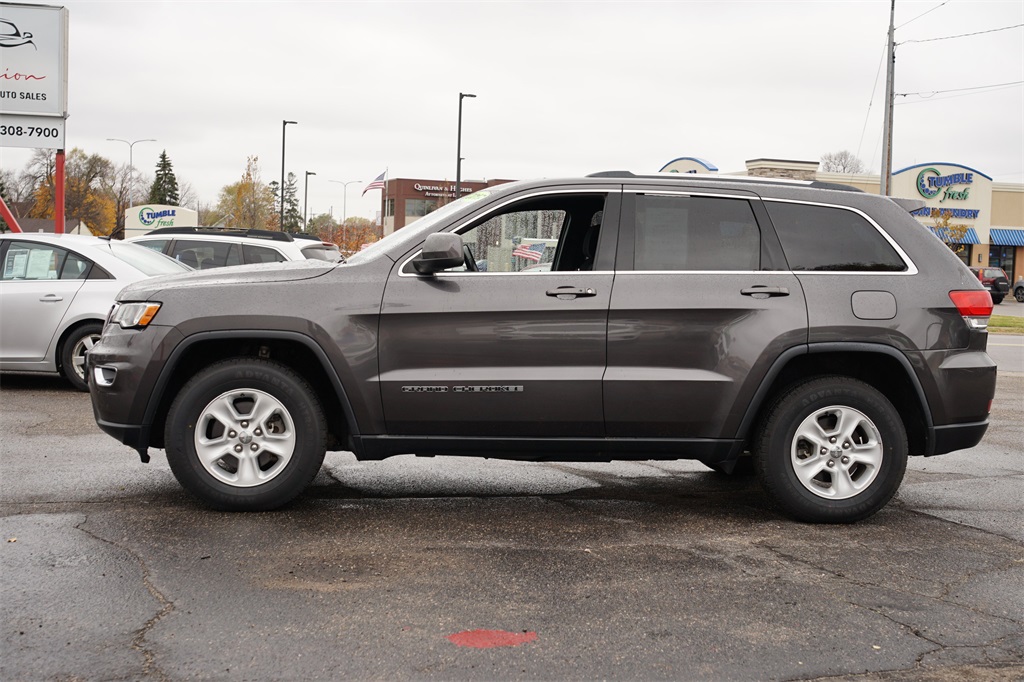 2017 Jeep Grand Cherokee Laredo photo 2