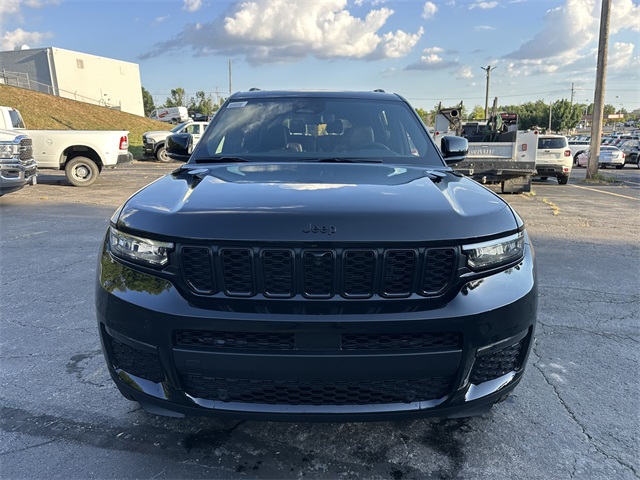 2025 Jeep Grand Cherokee Limited photo 2