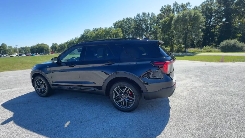 2025 Ford Explorer ST-Line photo 4