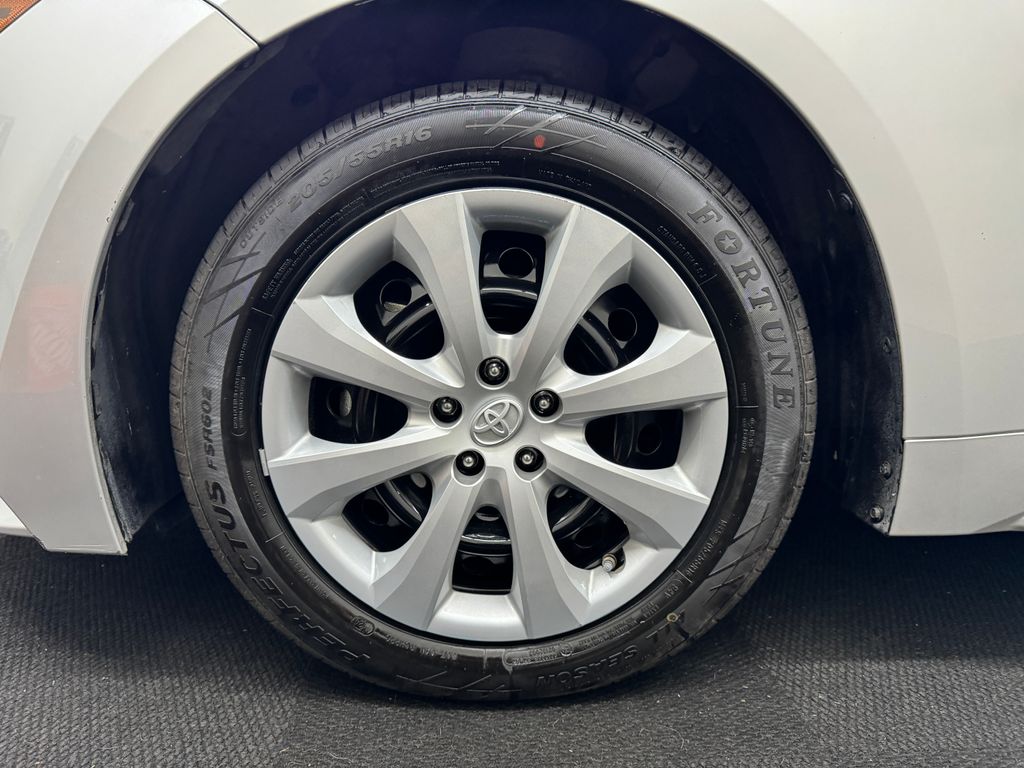 2021 Toyota Corolla LE photo 19