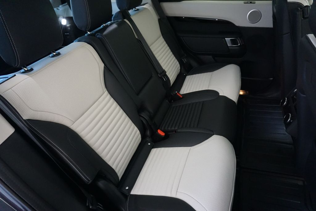 2025 Land Rover Discovery S photo 27