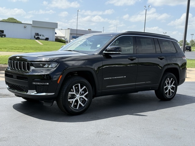 2025 Jeep Grand Cherokee Limited photo 3