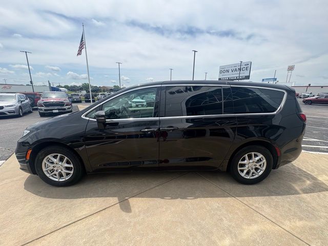 2023 Chrysler Pacifica Touring L photo 2