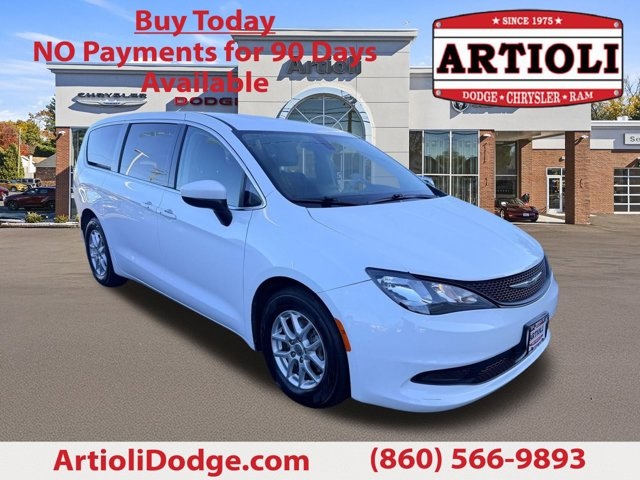 Certified Pre-Owned 2022 Chrysler Voyager LX's photo