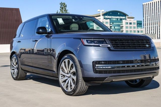 2025 Land Rover Range Rover SE photo 3