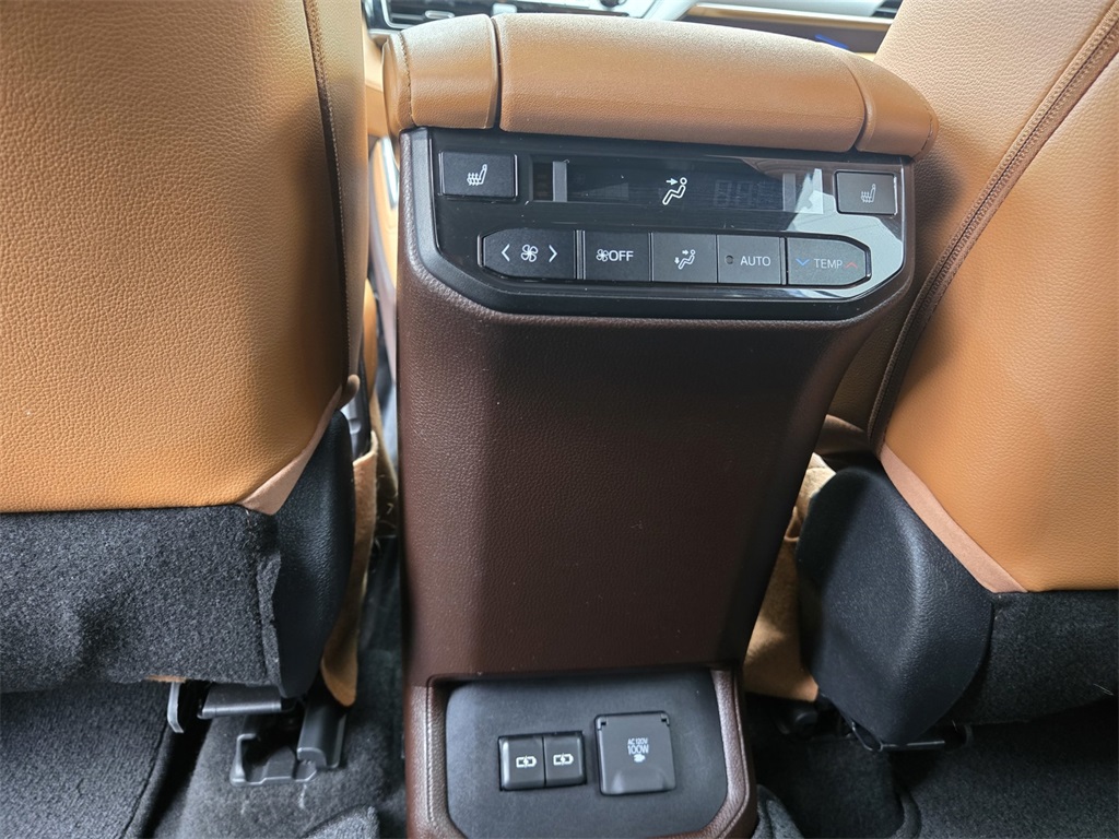 2022 Toyota Highlander Platinum photo 14