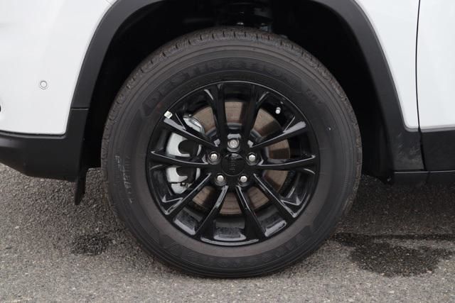 New 2023 Bright White Clear-Coat Exterior Paint Jeep Altitude Lux image 10