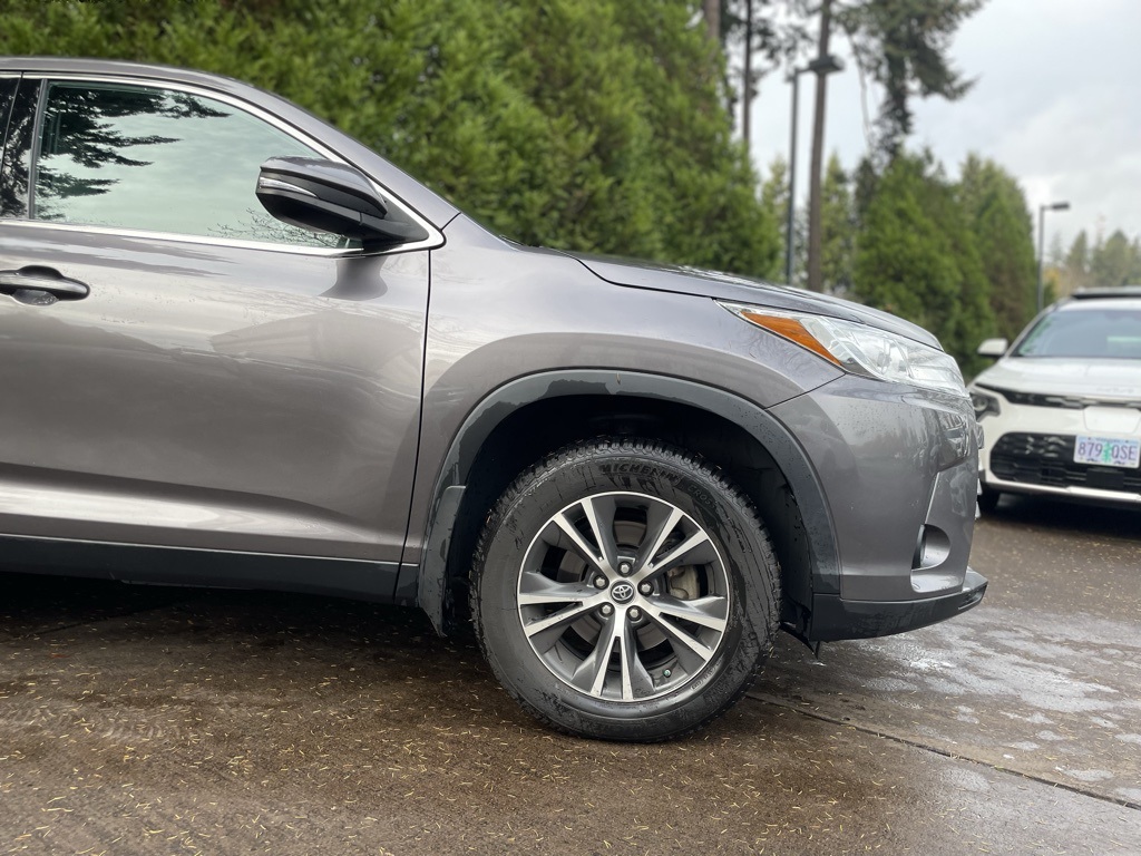 2019 Toyota Highlander LE Plus photo 2