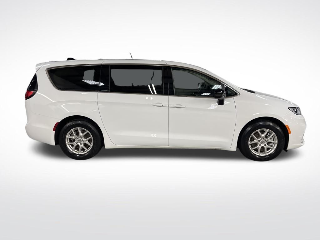 2024 Chrysler Pacifica Touring L photo 2