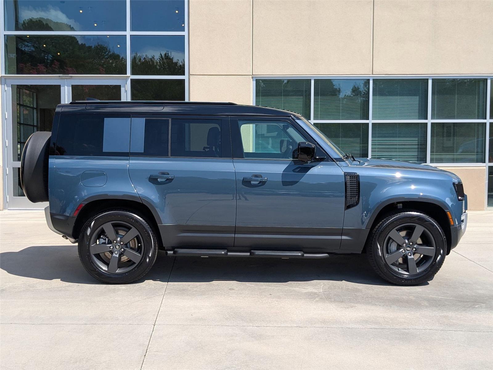 2025 Land Rover Defender 110 S photo 4