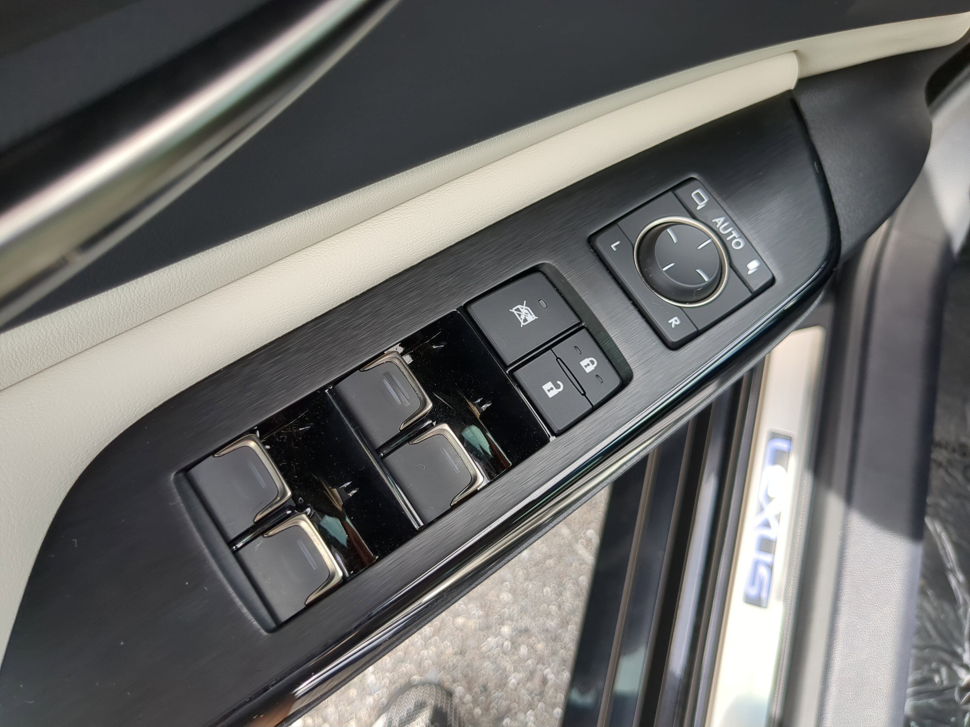 2025 Lexus ES 300h photo 9